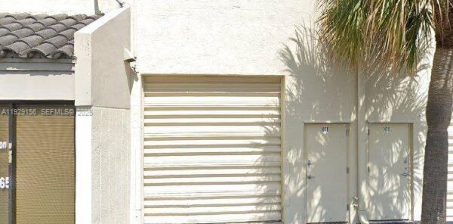 Propiedad comercial en Hialeah, Florida № 1987371