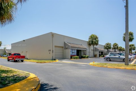 Propiedad comercial en venta en Hialeah, Florida № 1987371 - foto 2