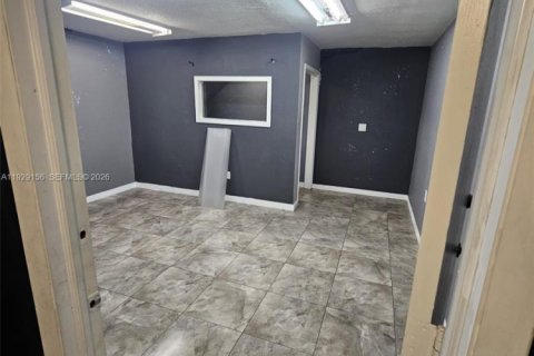 Commercial property in Hialeah, Florida № 1987371 - photo 5