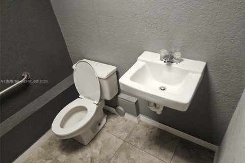 Commercial property in Hialeah, Florida № 1987371 - photo 10