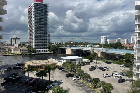 Кондоминиум с 1 спальней в Халландейл-Бич, Флорида № 2005744