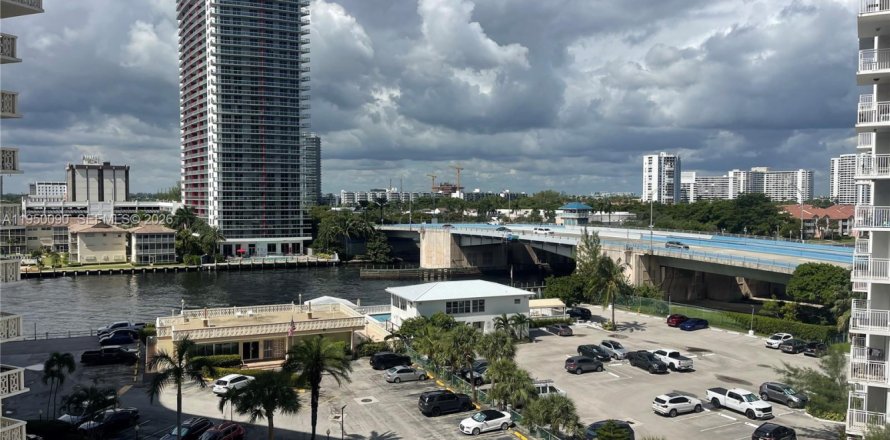 Кондоминиум с 1 спальней в Халландейл-Бич, Флорида № 2005744