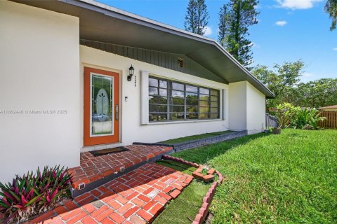 House in Plantation, Florida 3 bedrooms, 153.29 sq.m. № 2013042 - photo 2