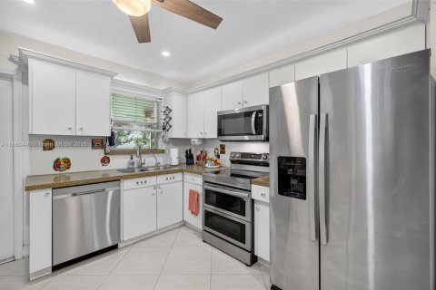 House in Plantation, Florida 3 bedrooms, 153.29 sq.m. № 2013042 - photo 15