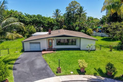 House in Plantation, Florida 3 bedrooms, 153.29 sq.m. № 2013042