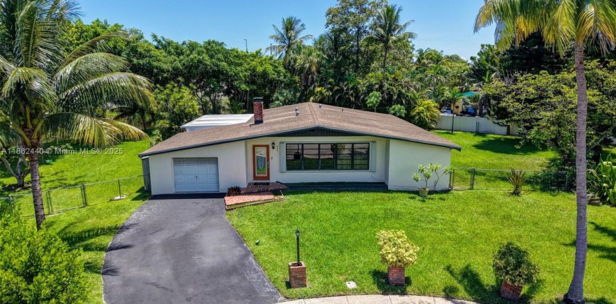 House in Plantation, Florida 3 bedrooms, 153.29 sq.m. № 2013042