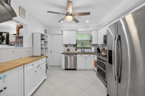 House in Plantation, Florida 3 bedrooms, 153.29 sq.m. № 2013042 - photo 13