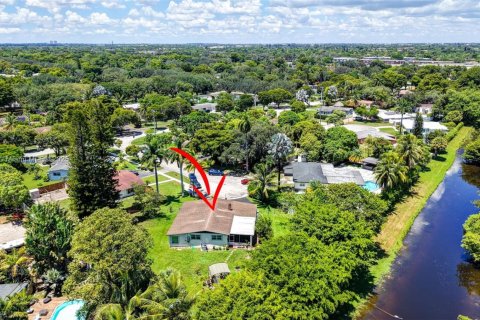 House in Plantation, Florida 3 bedrooms, 153.29 sq.m. № 2013042 - photo 3