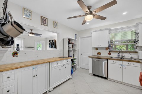 House in Plantation, Florida 3 bedrooms, 153.29 sq.m. № 2013042 - photo 18