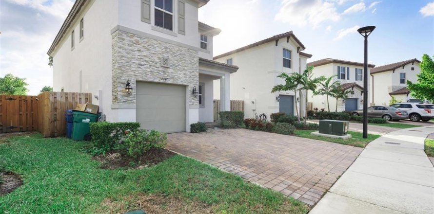 Casa en Miami, Florida 3 dormitorios, 170.94 m2 № 2175380