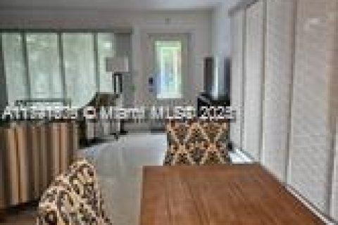 House in Lauderdale-by-the-Sea, Florida 1 bedroom, 78.97 sq.m. № 2035149 - photo 12