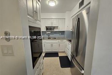 House in Lauderdale-by-the-Sea, Florida 1 bedroom, 78.97 sq.m. № 2035149 - photo 9