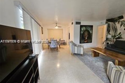 House in Lauderdale-by-the-Sea, Florida 1 bedroom, 78.97 sq.m. № 2035149 - photo 13