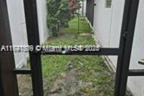 House in Lauderdale-by-the-Sea, Florida 1 bedroom, 78.97 sq.m. № 2035149 - photo 24