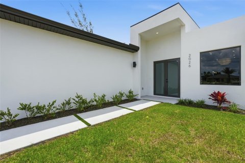 Villa ou maison à vendre à Cape Coral, Floride: 3 chambres, 157.1 m2 № 2398825 - photo 4