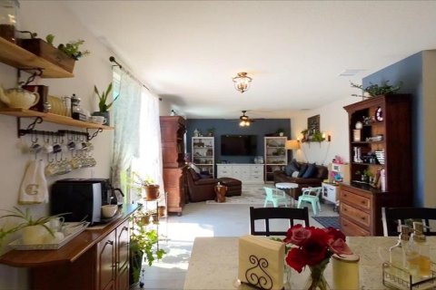 House in Zephyrhills, Florida 4 bedrooms, 217.21 sq.m. № 2310304 - photo 13
