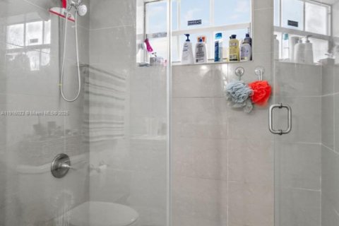 Casa en venta en Miami Gardens, Florida, 3 dormitorios, 170.2 m2 № 1970872 - foto 17