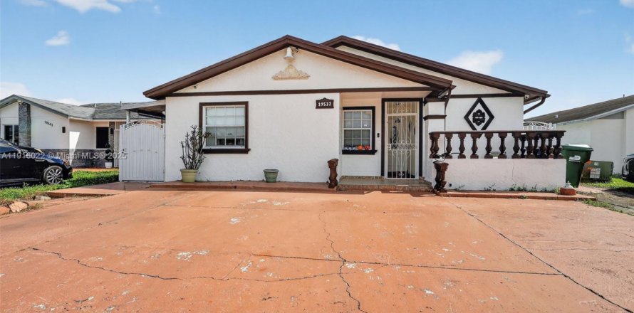 Casa en Miami Gardens, Florida 3 dormitorios, 170.2 m2 № 1970872