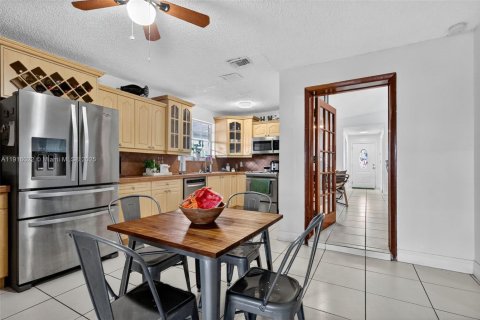 Casa en venta en Miami Gardens, Florida, 3 dormitorios, 170.2 m2 № 1970872 - foto 23