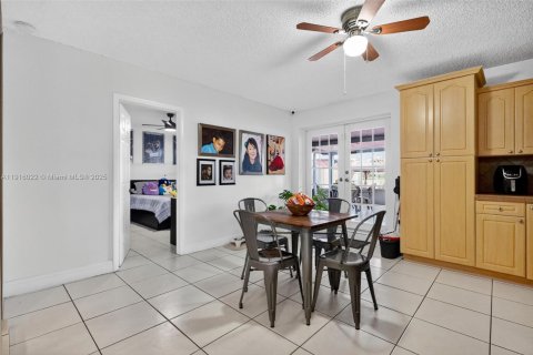 Casa en venta en Miami Gardens, Florida, 3 dormitorios, 170.2 m2 № 1970872 - foto 28