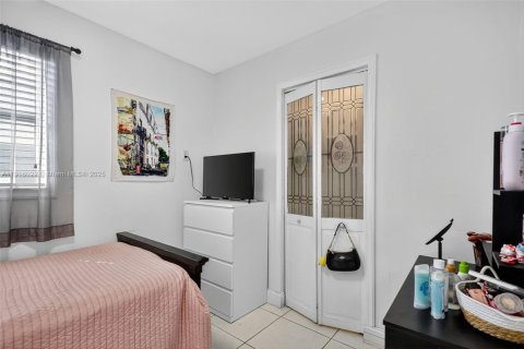 Casa en venta en Miami Gardens, Florida, 3 dormitorios, 170.2 m2 № 1970872 - foto 11