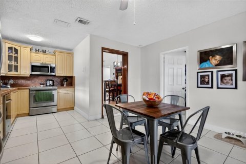 Casa en venta en Miami Gardens, Florida, 3 dormitorios, 170.2 m2 № 1970872 - foto 25