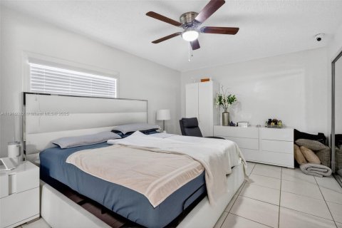 Casa en venta en Miami Gardens, Florida, 3 dormitorios, 170.2 m2 № 1970872 - foto 19