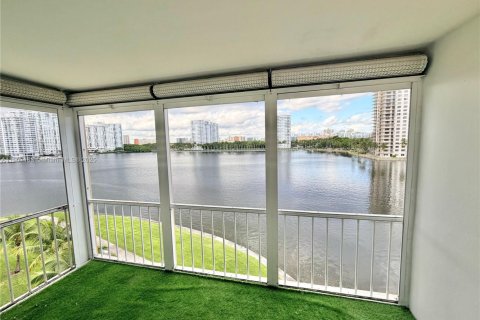 Снять в аренду кондоминиум в Авентура, Флорида 1 спальня, 70.88м2, № 1967090 - фото 3