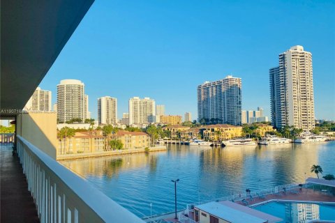 Снять в аренду кондоминиум в Авентура, Флорида 1 спальня, 70.88м2, № 1967090 - фото 1