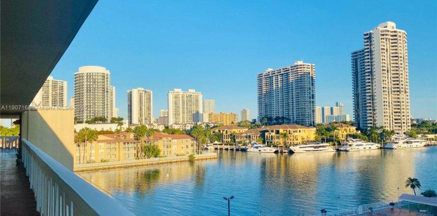 Кондоминиум с 1 спальней в Авентура, Флорида № 1967090