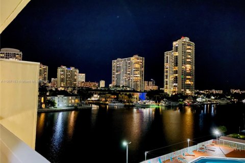 Снять в аренду кондоминиум в Авентура, Флорида 1 спальня, 70.88м2, № 1967090 - фото 2