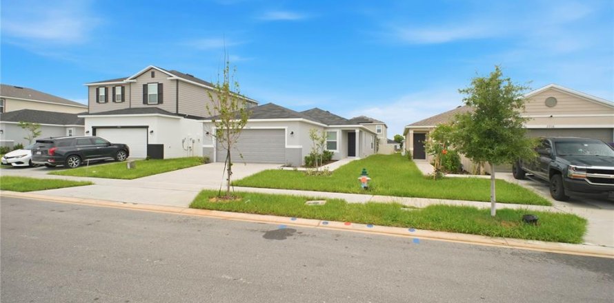 House in Haines City, Florida 4 bedrooms, 151.99 sq.m. № 2209759