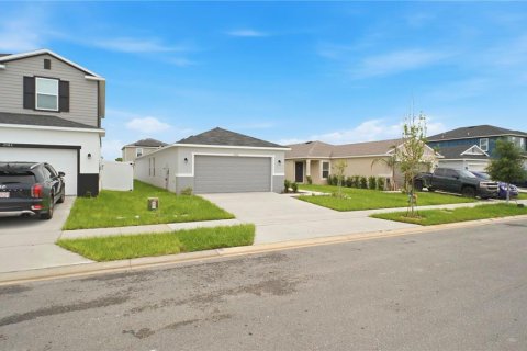 House in Haines City, Florida 4 bedrooms, 151.99 sq.m. № 2209759 - photo 2
