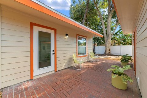 House in Saint Petersburg, Florida 3 bedrooms, 155.89 sq.m. № 2105499 - photo 22