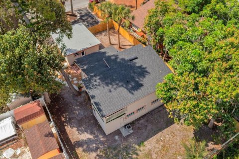 House in Saint Petersburg, Florida 3 bedrooms, 155.89 sq.m. № 2105499 - photo 30