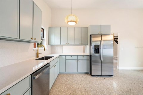 House in Saint Petersburg, Florida 3 bedrooms, 155.89 sq.m. № 2105499 - photo 2