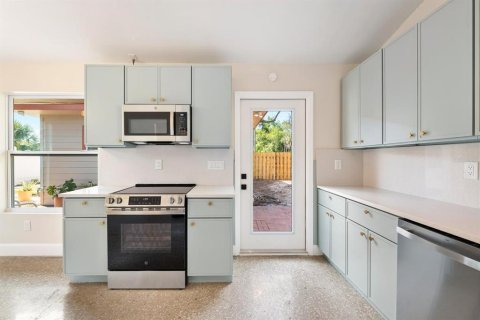 House in Saint Petersburg, Florida 3 bedrooms, 155.89 sq.m. № 2105499 - photo 4