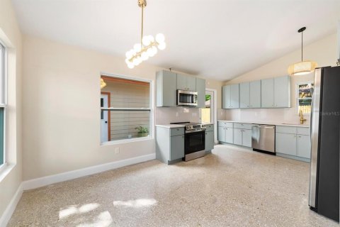 House in Saint Petersburg, Florida 3 bedrooms, 155.89 sq.m. № 2105499 - photo 5