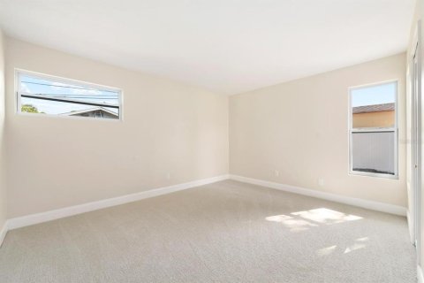 House in Saint Petersburg, Florida 3 bedrooms, 155.89 sq.m. № 2105499 - photo 14