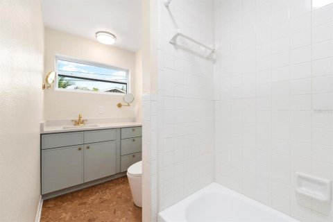 House in Saint Petersburg, Florida 3 bedrooms, 155.89 sq.m. № 2105499 - photo 13