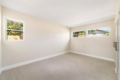 House in Saint Petersburg, Florida 3 bedrooms, 155.89 sq.m. № 2105499 - photo 11