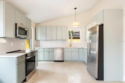 House in Saint Petersburg, Florida 3 bedrooms, 155.89 sq.m. № 2105499 - photo 3