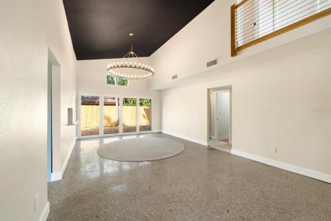 House in Saint Petersburg, Florida 3 bedrooms, 155.89 sq.m. № 2105499 - photo 8