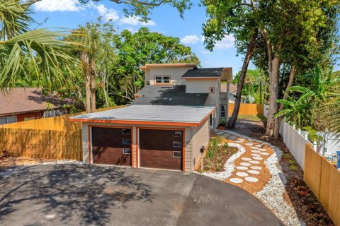 Casa en Saint Petersburg, Florida 3 dormitorios, 155.89 m2 № 2105499