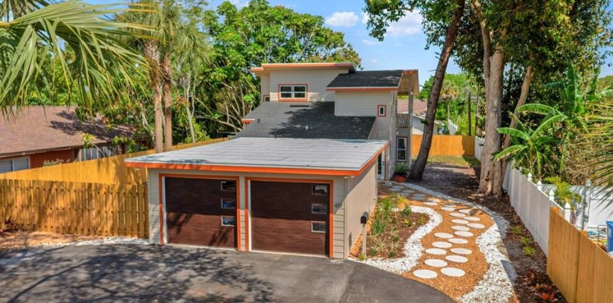House in Saint Petersburg, Florida 3 bedrooms, 155.89 sq.m. № 2105499