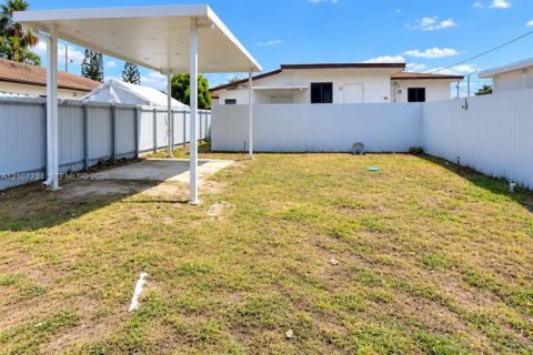 Villa ou maison à vendre à Miami, Floride: 3 chambres, 93.55 m2 № 2426180 - photo 5