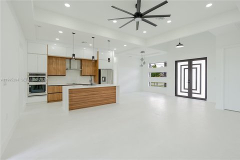 Casa en venta en Cape Coral, Florida, 4 dormitorios, 157.1 m2 № 2064599 - foto 4