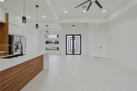 Casa en venta en Cape Coral, Florida, 4 dormitorios, 157.1 m2 № 2064599 - foto 5