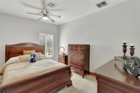 House in Clewiston, Florida 4 bedrooms, 176.89 sq.m. № 1944426 - photo 18
