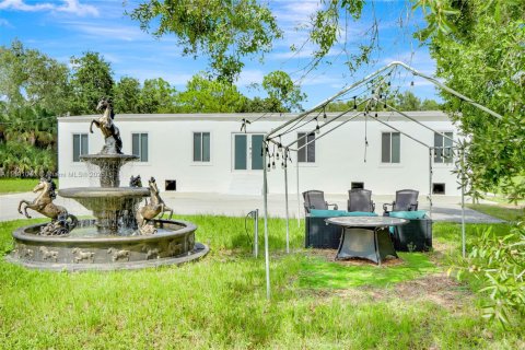 House in Clewiston, Florida 4 bedrooms, 176.89 sq.m. № 1944426 - photo 6